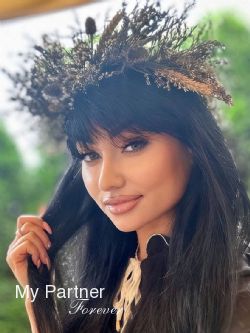 Online Dating with Stunning Ukrainian Woman Olena from Chernovtsy, Ukraine