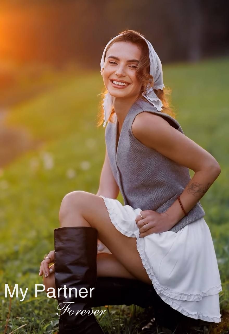 Dating Service to Meet Beautiful Ukrainian Woman Elena from Alchevsk, Ukraine