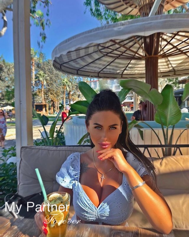 Dating Service to Meet Charming Ukrainian Lady Viktoriya from Kherson, Ukraine