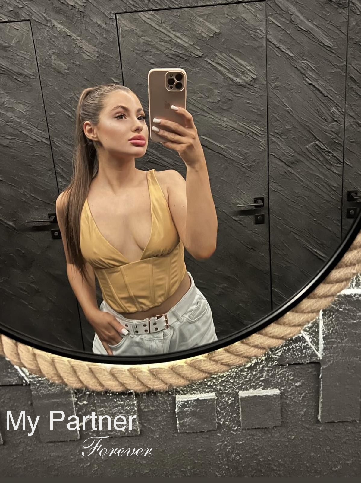 Dating Service to Meet Pretty Ukrainian Woman Oksana from Lvov, Ukraine