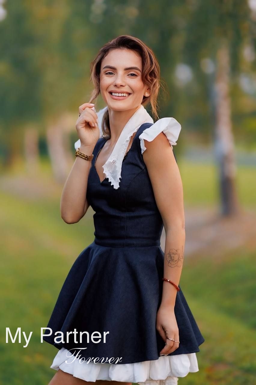 Dating Service to Meet Stunning Ukrainian Woman Elena from Alchevsk, Ukraine