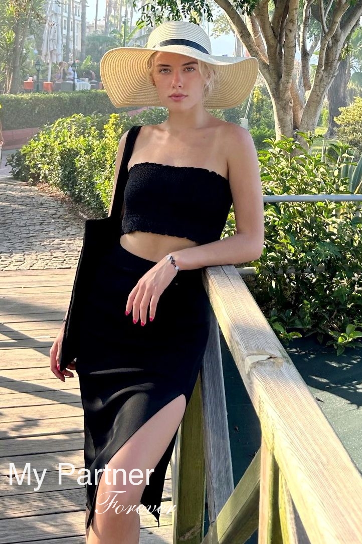 Dating with Single Belarusian Woman Anna from Minsk, Belarus