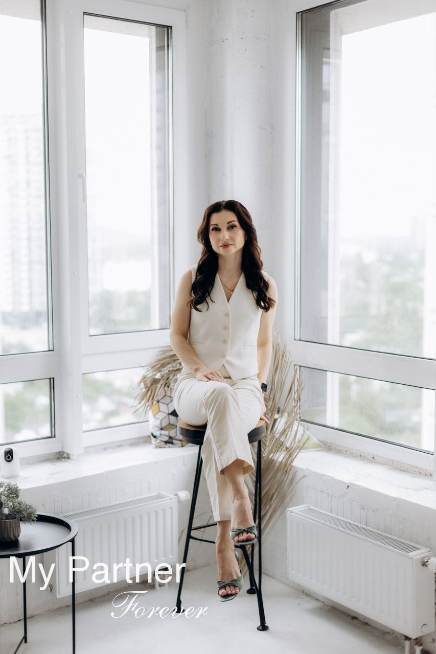 Online Dating with Beautiful Ukrainian Woman Anna from Kiev, Ukraine